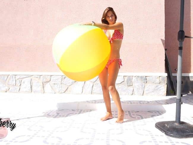 Hüpfen auf dem großen Wasserball draußen und im Pool Userwunsch