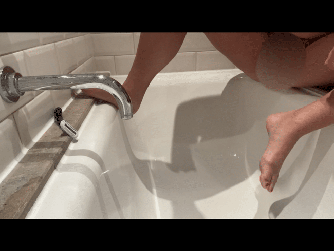 Kurz und knapp! Pissstrahl in die Hotel Badewanne