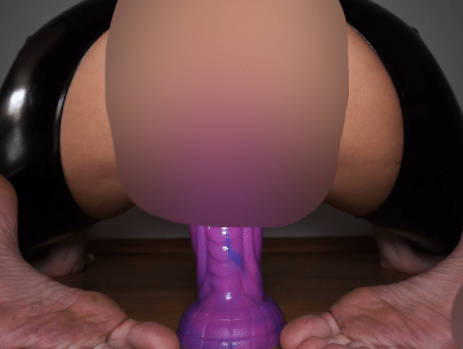 Latex-Mädel reitet Riesendildo im Ultra Close-up bis heftiger Orgasmus
