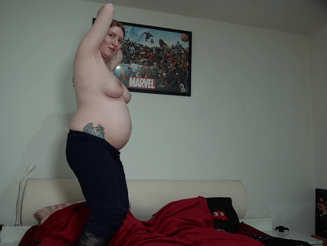 Schwangere strippt im Bett