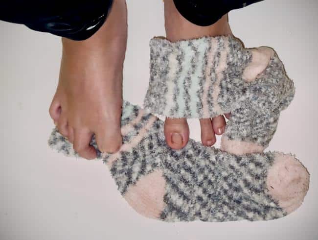 Peenelopee's Wohlfühl-Frottee-Kuschel Socken & sexy Füße mit heißer Pisse gewaschen.