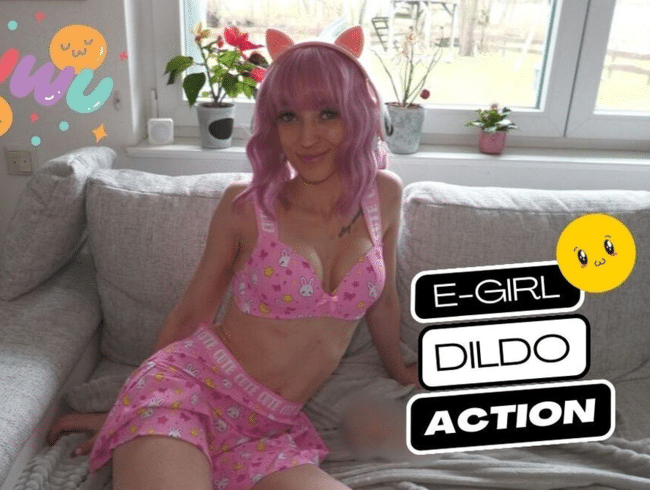 E-Girl besorgt es sich geil auf der Couch